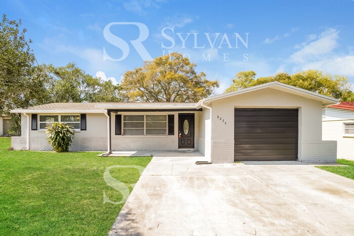 6235 Maplewood Dr in New Port Richey, FL - Building Photo