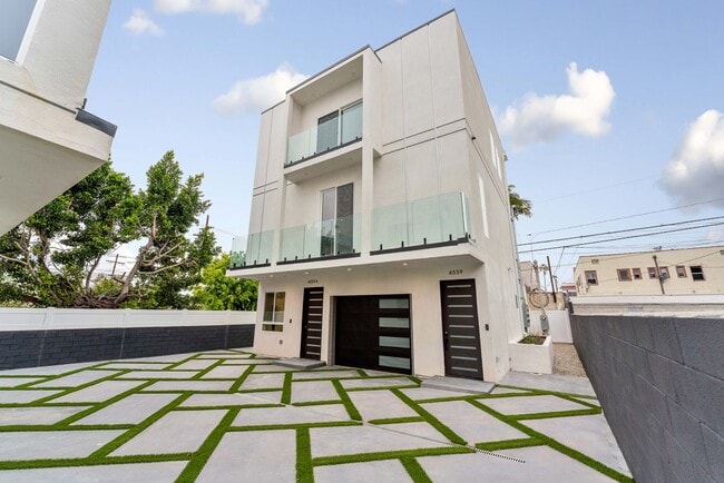 4559 W 18th St in Los Angeles, CA - Building Photo - Building Photo