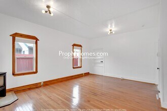 115 W Clarendon St in Gladstone, OR - Building Photo - Building Photo