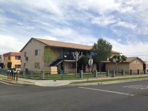417 E Avenue Q3 in Palmdale, CA - Foto de edificio - Building Photo