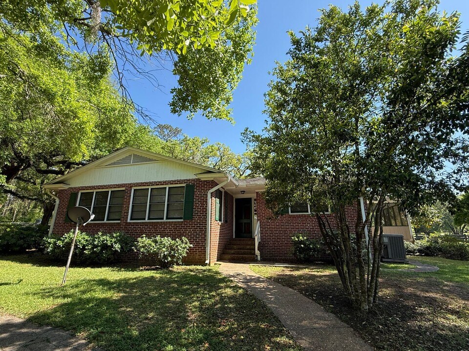2140 Hill N Dale Dr North in Tallahassee, FL - Building Photo