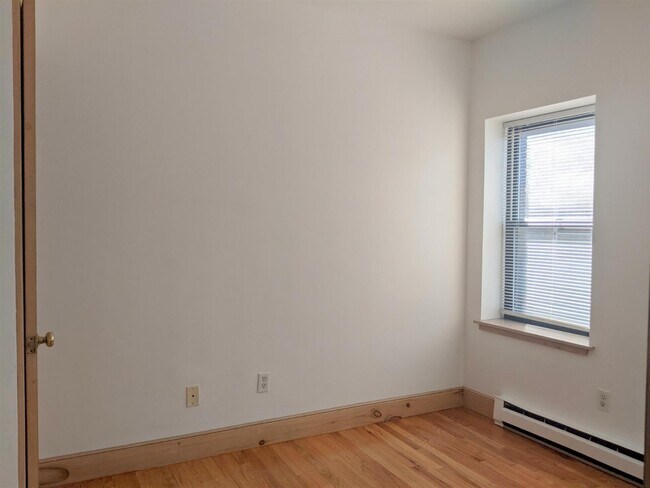 42 Ivaloo St, Unit 2 in Somerville, MA - Foto de edificio - Building Photo
