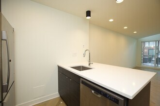 843 W Grace St, Unit 101i in Chicago, IL - Foto de edificio - Building Photo