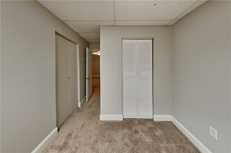 3930 Summit Gate Dr in Suwanee, GA - Foto de edificio - Building Photo