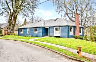 605 SW Moss St in Portland, OR - Building Photo