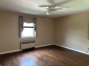 12 Troy Dr in Springfield, NJ - Foto de edificio - Building Photo