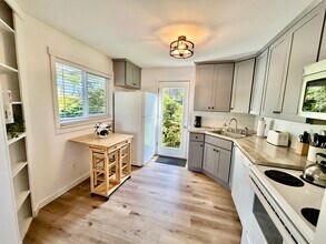 1554 NW 35th Pl, Unit A in Lincoln City, OR - Building Photo - Building Photo