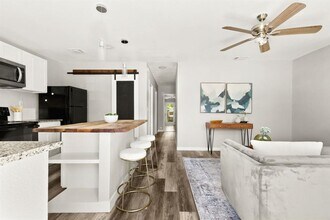 1848 W Bridge St in New Braunfels, TX - Foto de edificio - Building Photo
