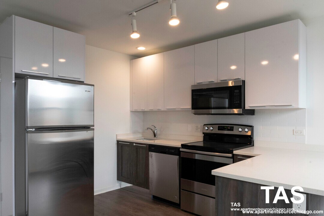 940 W Winona St, Unit 602 in Chicago, IL - Building Photo