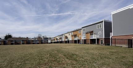 Queen Lane Apartments in Philadelphia, PA - Foto de edificio - Building Photo