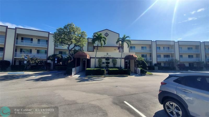 7174 S Devon Dr in Tamarac, FL - Building Photo