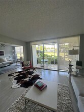 4017 N Cypress Dr in Pompano Beach, FL - Building Photo - Building Photo