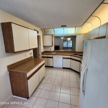 7623 Baymeadows Cir W in Jacksonville, FL - Building Photo - Building Photo