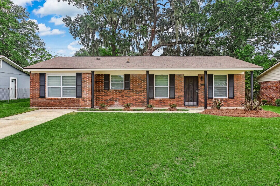 2212 N Parkwood Dr in Savannah, GA - Building Photo