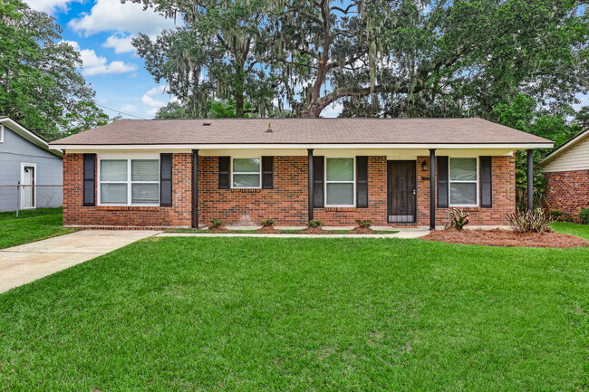 property at 2212 N Parkwood Dr