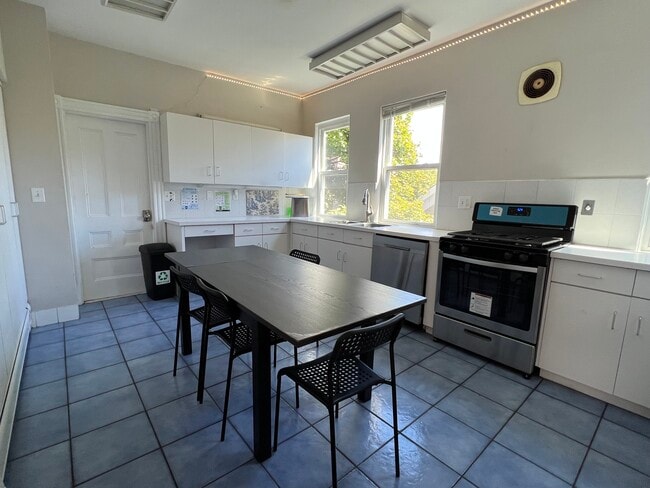 1000 Memorial Dr, Unit #2-f in Cambridge, MA - Building Photo - Building Photo