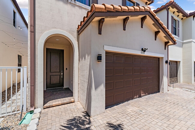 6024 Pine Tree Way in Riviera Beach, FL - Building Photo - Building Photo