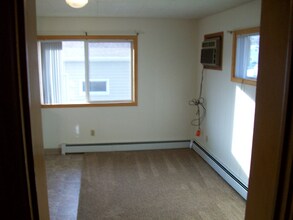 303 4th Ave NW in Mandan, ND - Foto de edificio - Building Photo