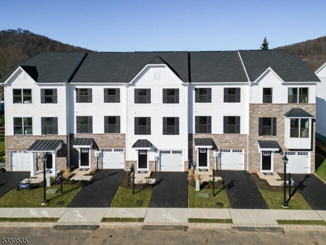 10 Saw Mill Cir in Warren, NJ - Building Photo - Building Photo