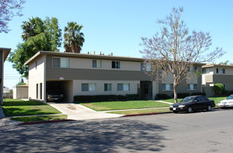 11822 Stuart Dr in Garden Grove, CA - Foto de edificio - Building Photo