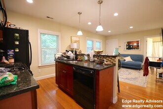 62 Dunboy St, Unit 1 in Boston, MA - Foto de edificio - Building Photo