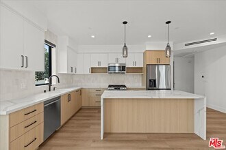 4825 Satsuma Ave in Los Angeles, CA - Building Photo - Building Photo