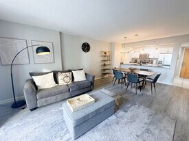 1 SE 12th St in Miami, FL - Building Photo