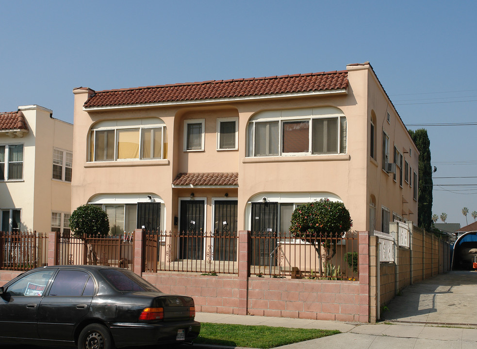 831 N Heliotrope Dr in Los Angeles, CA - Building Photo