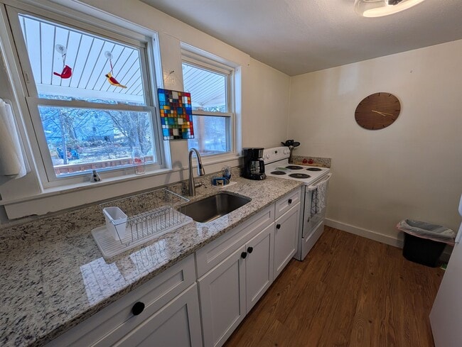 73 Highland St in Plymouth, NH - Foto de edificio - Building Photo