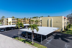 1057 Forest Lakes Dr in Naples, FL - Building Photo