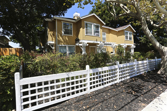 Willow Court in Menlo Park, CA - Foto de edificio - Building Photo