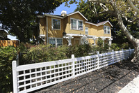 Willow Court in Menlo Park, CA - Building Photo - Building Photo