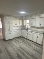 107 S Harrison St in West, TX - Building Photo