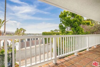 17481 Tramonto Dr in Los Angeles, CA - Foto de edificio - Building Photo