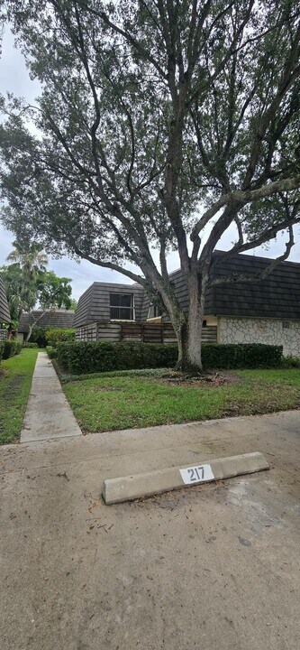 217 2nd Terrace in Palm Beach Gardens, FL - Building Photo