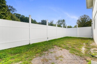 8 Burma Rd in Southbury, CT - Building Photo - Building Photo