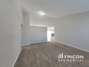 25 Suncrest Dr in Greenwood, IN - Foto de edificio - Building Photo