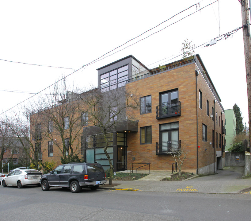 2222 NW Hoyt St in Portland, OR - Building Photo