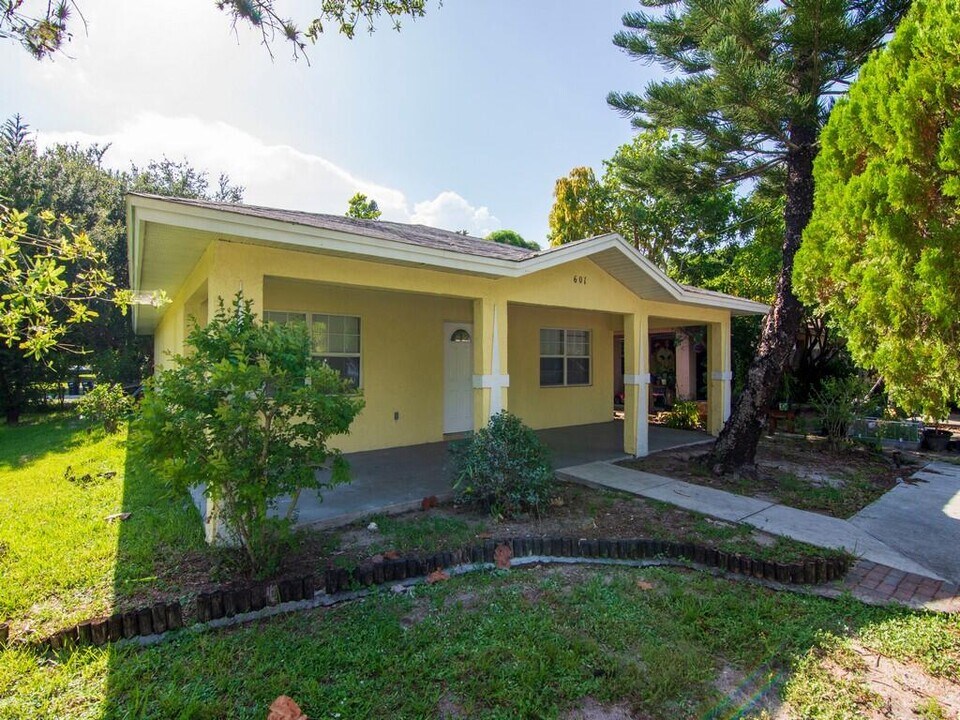 601 Dundas Ct in Fort Pierce, FL - Building Photo