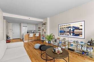 303 E 33rd St in New York, NY - Building Photo - Building Photo