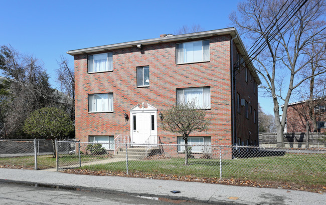 63 Cedar St in Waltham, MA - Foto de edificio - Building Photo