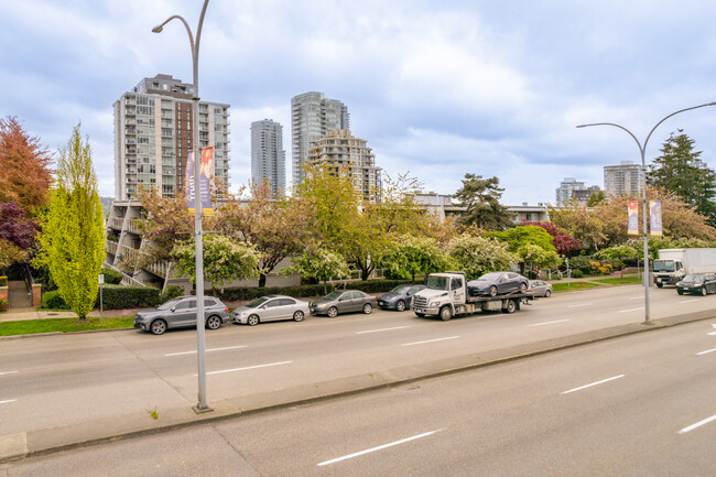 550 Royal Av