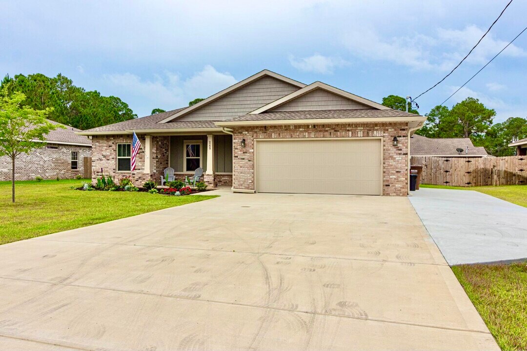 9209 Ridge Rd in Navarre, FL - Building Photo