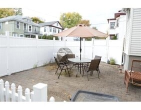 2232 Mystic Valley Pky, Unit 2 in Medford, MA - Foto de edificio - Building Photo