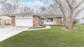 601 N Valley W Dr in Rogers, AR - Building Photo