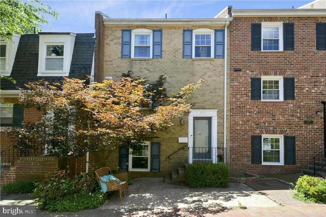 property at 3873 Chain Bridge Rd