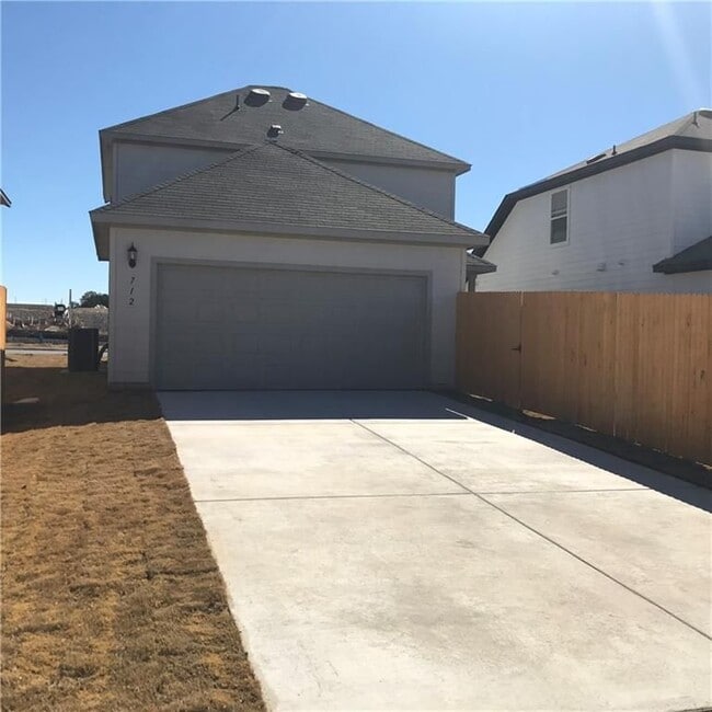 712 Long Run in Liberty Hill, TX - Foto de edificio - Building Photo