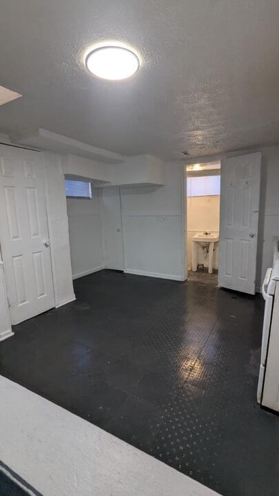 39 E Parkview Ave in Indianapolis, IN - Building Photo