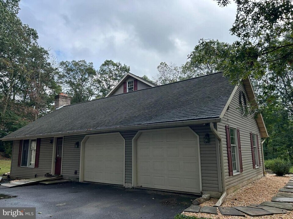 1039 Elwood St in Narvon, PA - Building Photo
