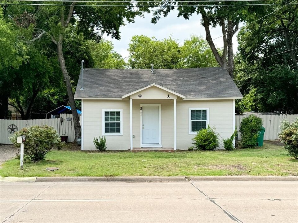 811 N Carroll Blvd in Denton, TX - Building Photo